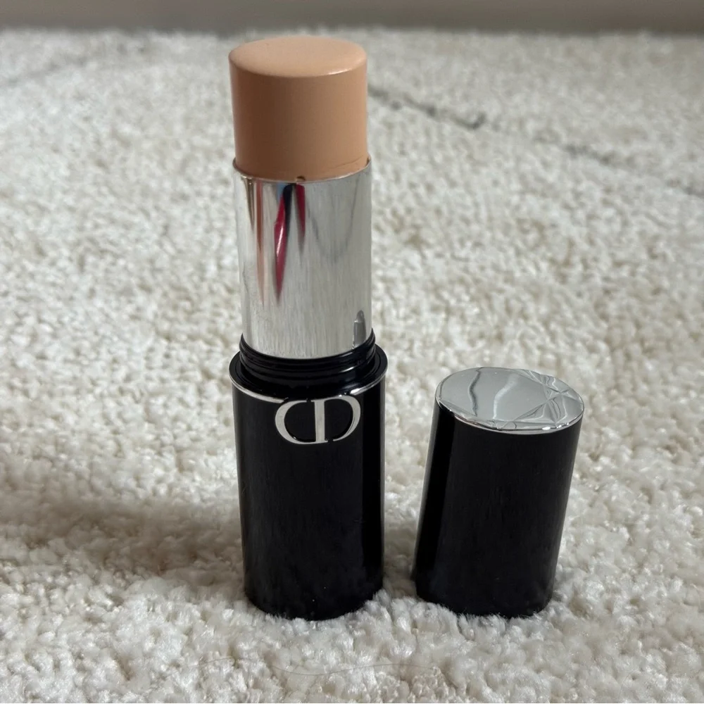 Dior Forever Skin Perfect
Multi-Use Foundation Stick - Blur Perfection - 1.5N - Picture 2 of 4